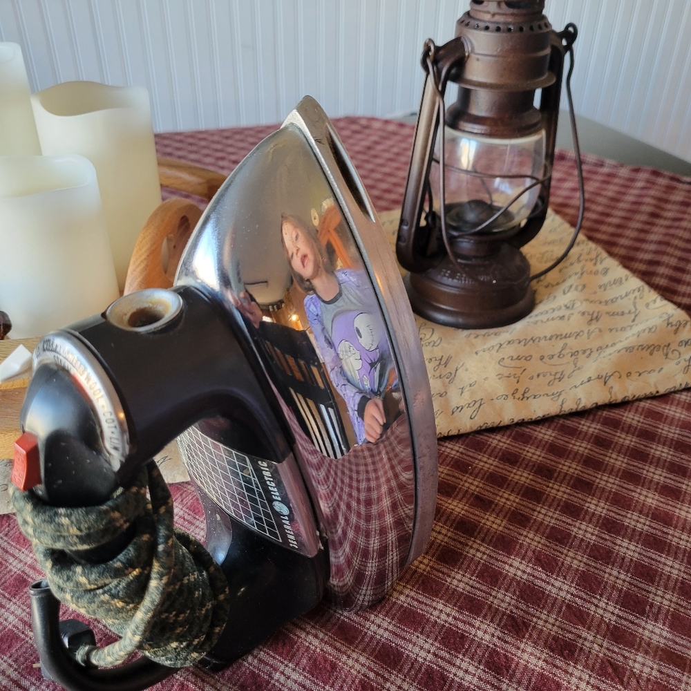 Vintage General Electric clothing iron. DISPLAY ONLY